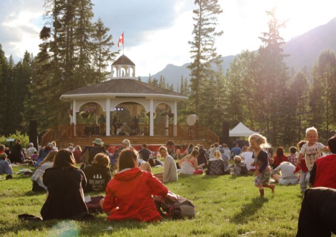 People are sitting at a picnic in the city park