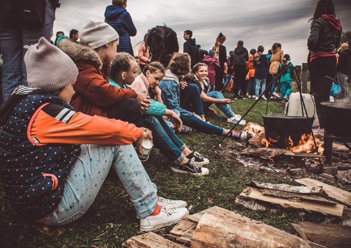  children sit by the fire and wait for food